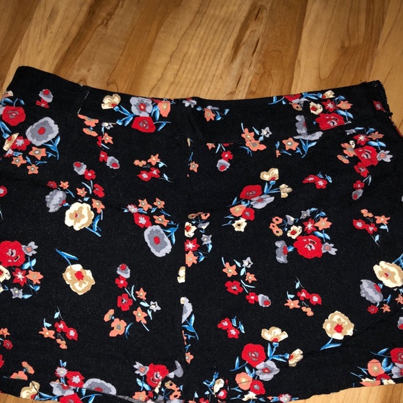 Forever 21 Pants - Floral shorts 🌼